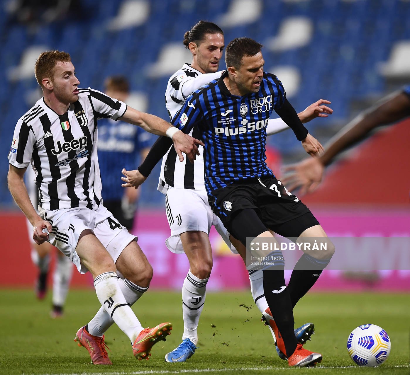 Dejan Kulusevski of Juventus and Josip Ilicic of Atalanta