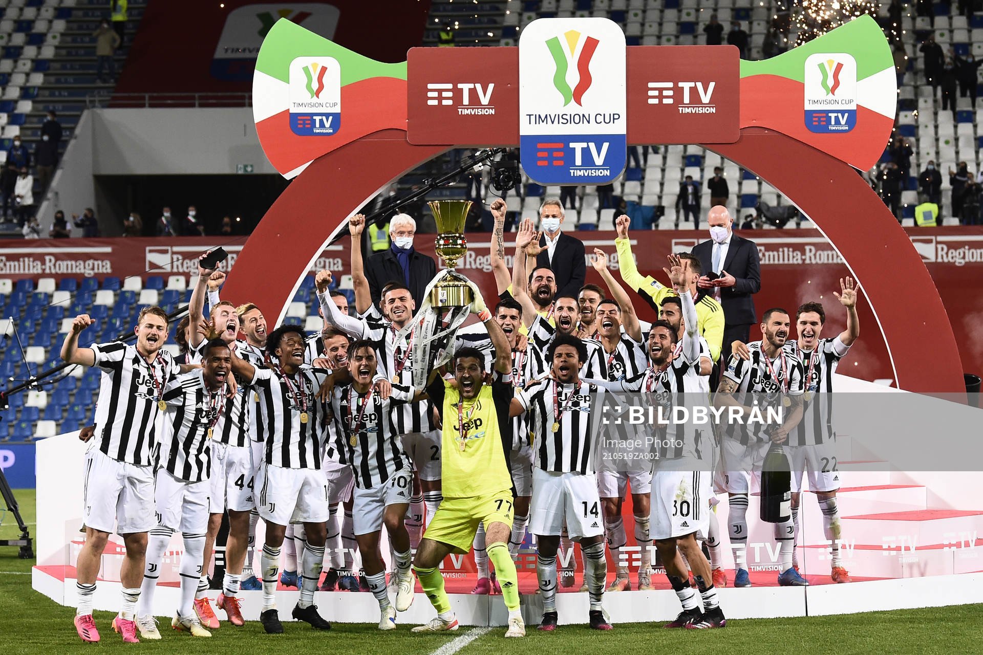 Dejan Kulusevski  and the players of Juventus celebrate