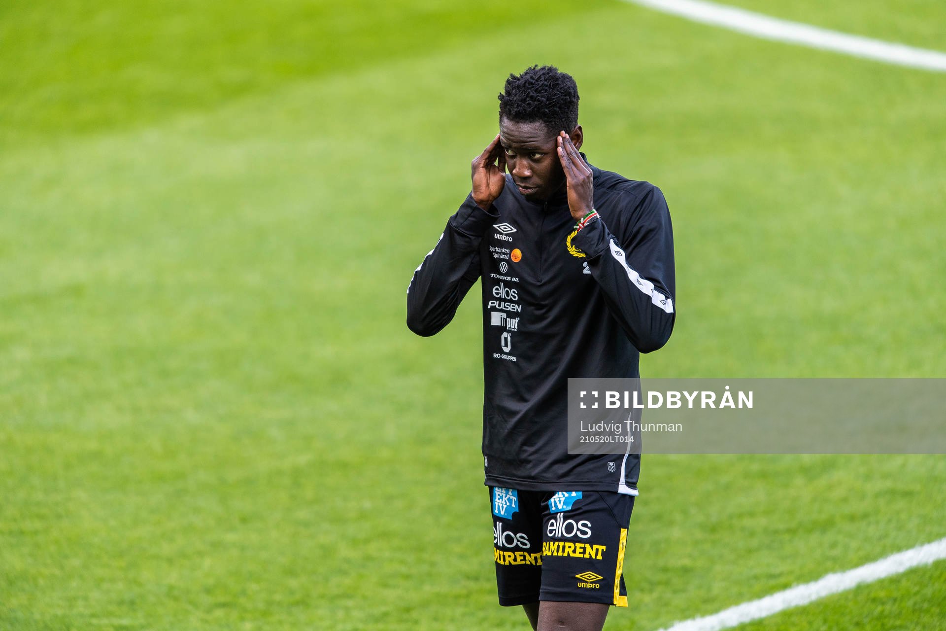 Elfsborgs Joseph Stanley Okumu under uppvärmningen inför fotbollsmatchen i Allsvenskan mellan Malmö FF och Elfsborg den 20 maj 2021 i Malmö.