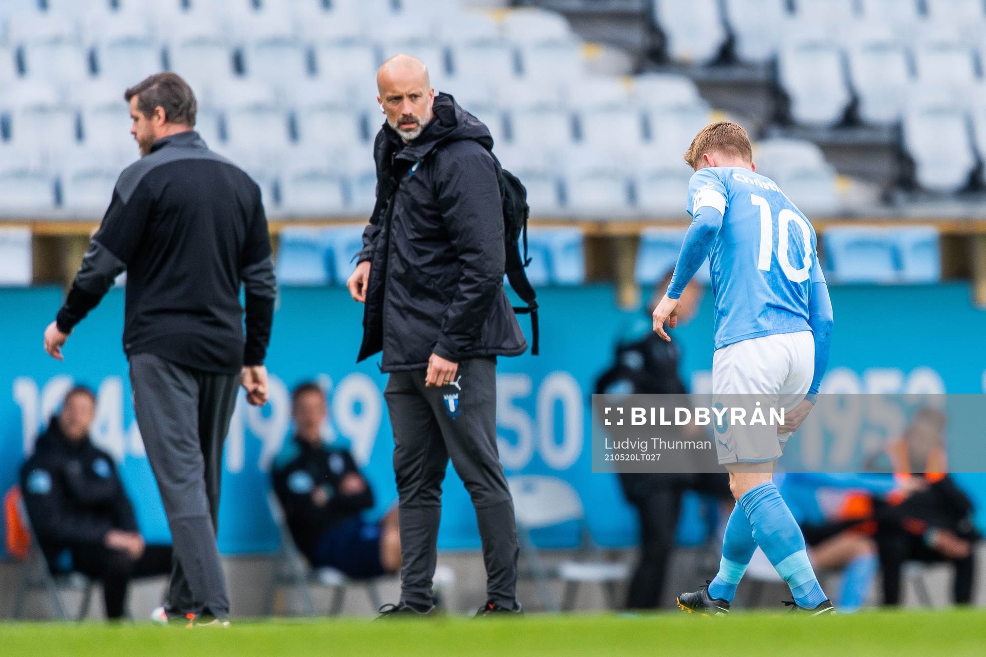 Malmö FFs Anders Christiansen lämnar plan skadad under fotbollsmatchen i Allsvenskan mellan Malmö FF och Elfsborg den 20 maj 2021 i Malmö.