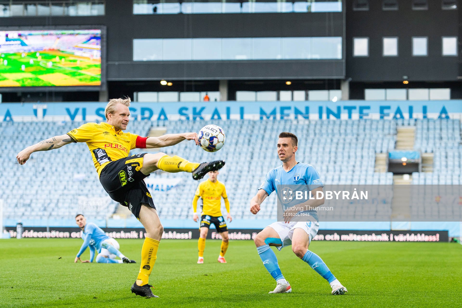 Elfsborgs Johan Larsson och Malmö FFs Jonas Knudsen under fotbollsmatchen i Allsvenskan mellan Malmö FF och Elfsborg den 20 maj 2021 i Malmö.
