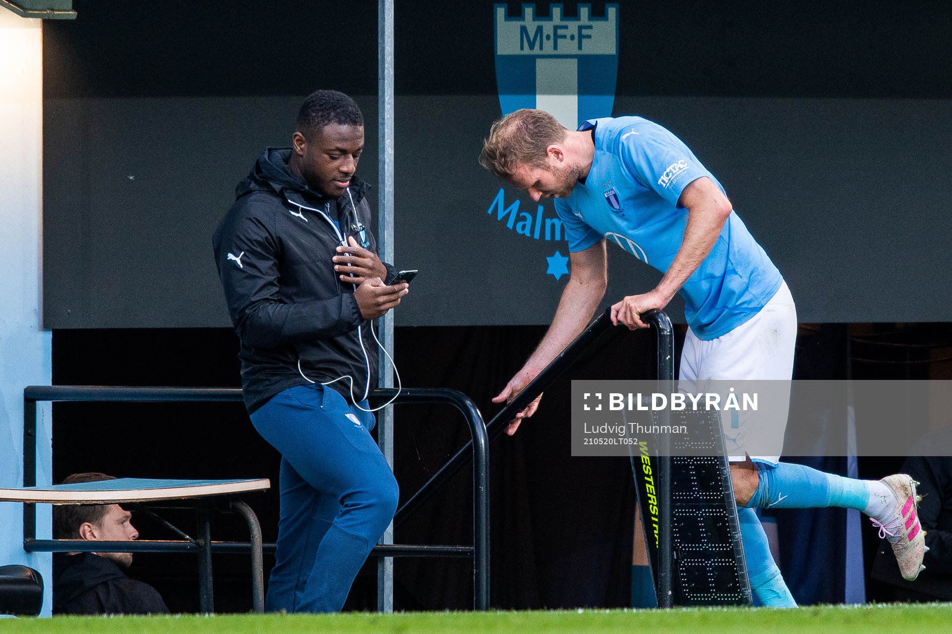 Malmö FFs Ola Toivonen lämnar plan