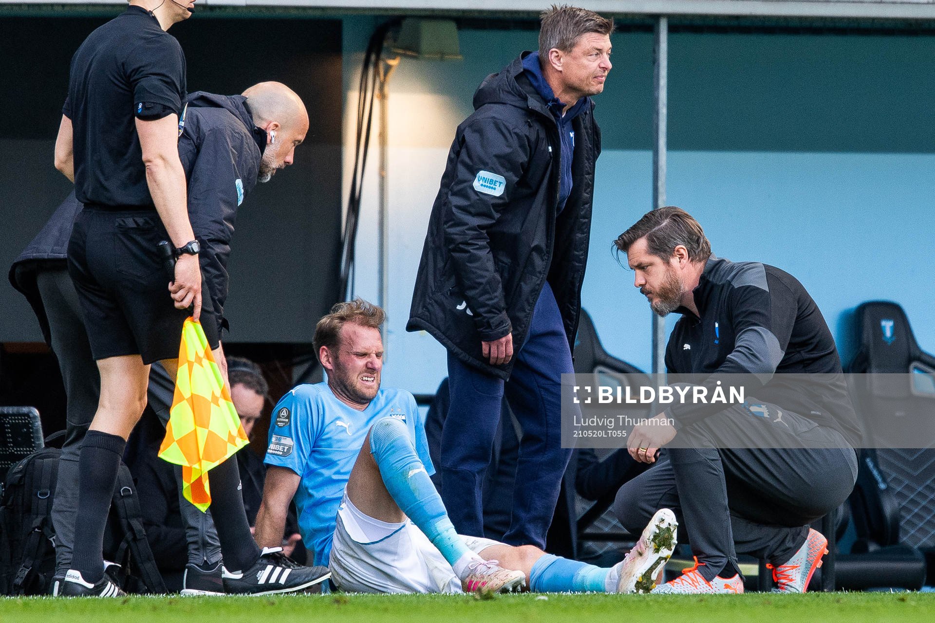 Malmö FFs Ola Toivonen får vård av läkare Ola Svejme