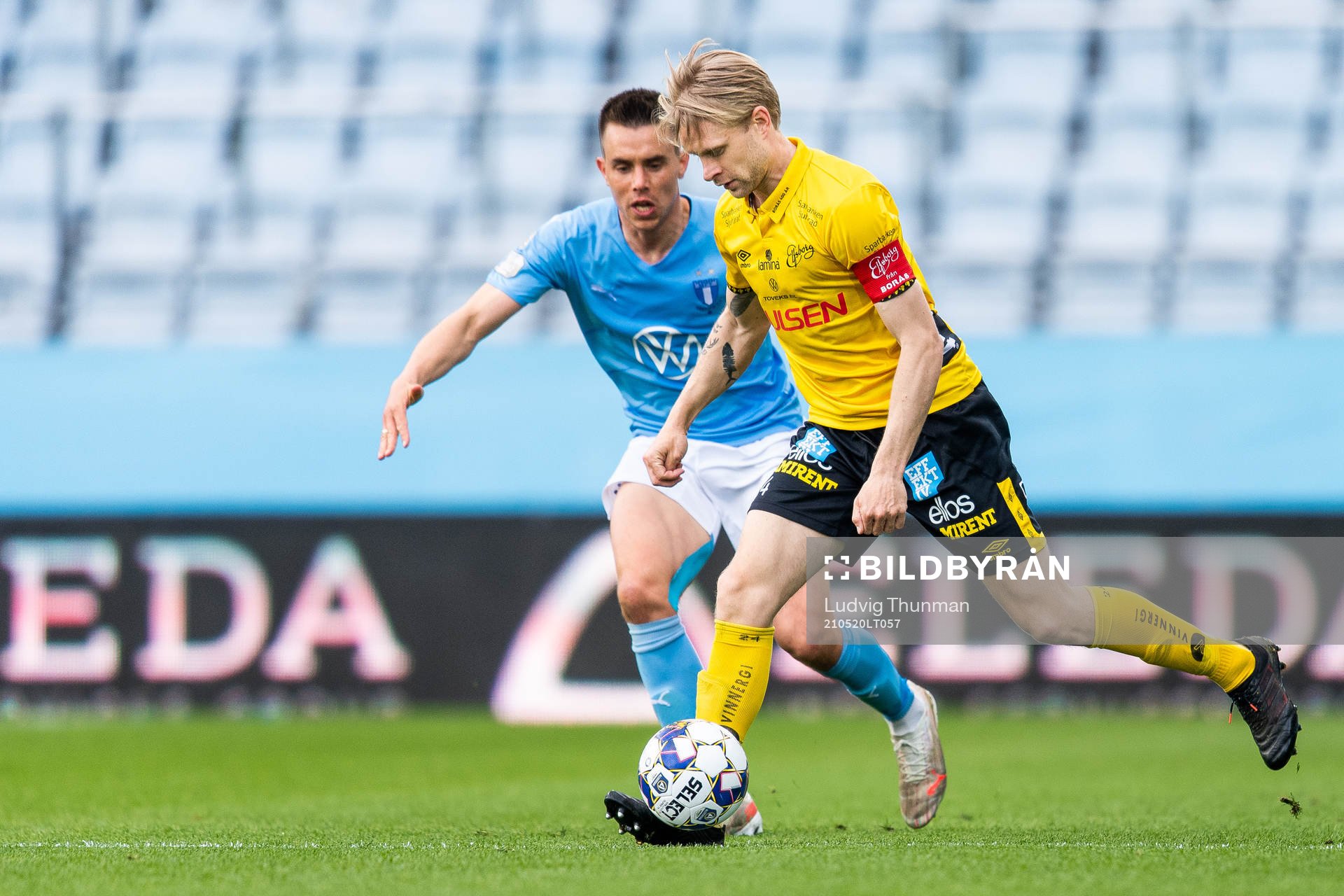Malmö FFs Jonas Knudsen och Elfsborgs Johan Larsson under fotbollsmatchen i Allsvenskan mellan Malmö FF och Elfsborg den 20 maj 2021 i Malmö.