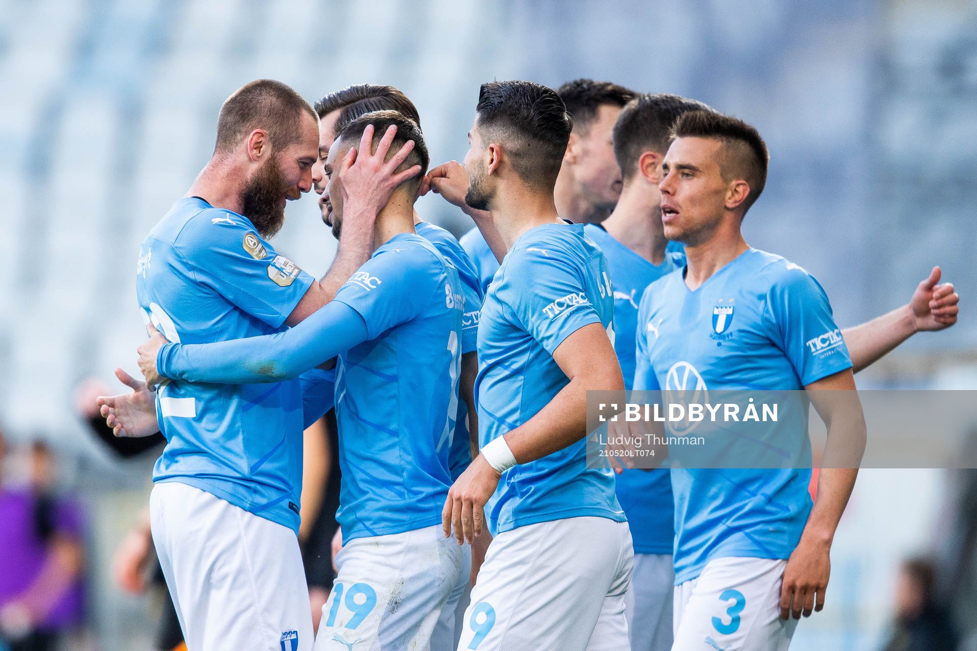 Malmö FFs Jo Inge Berget jublar med Veljko Birmancevic som