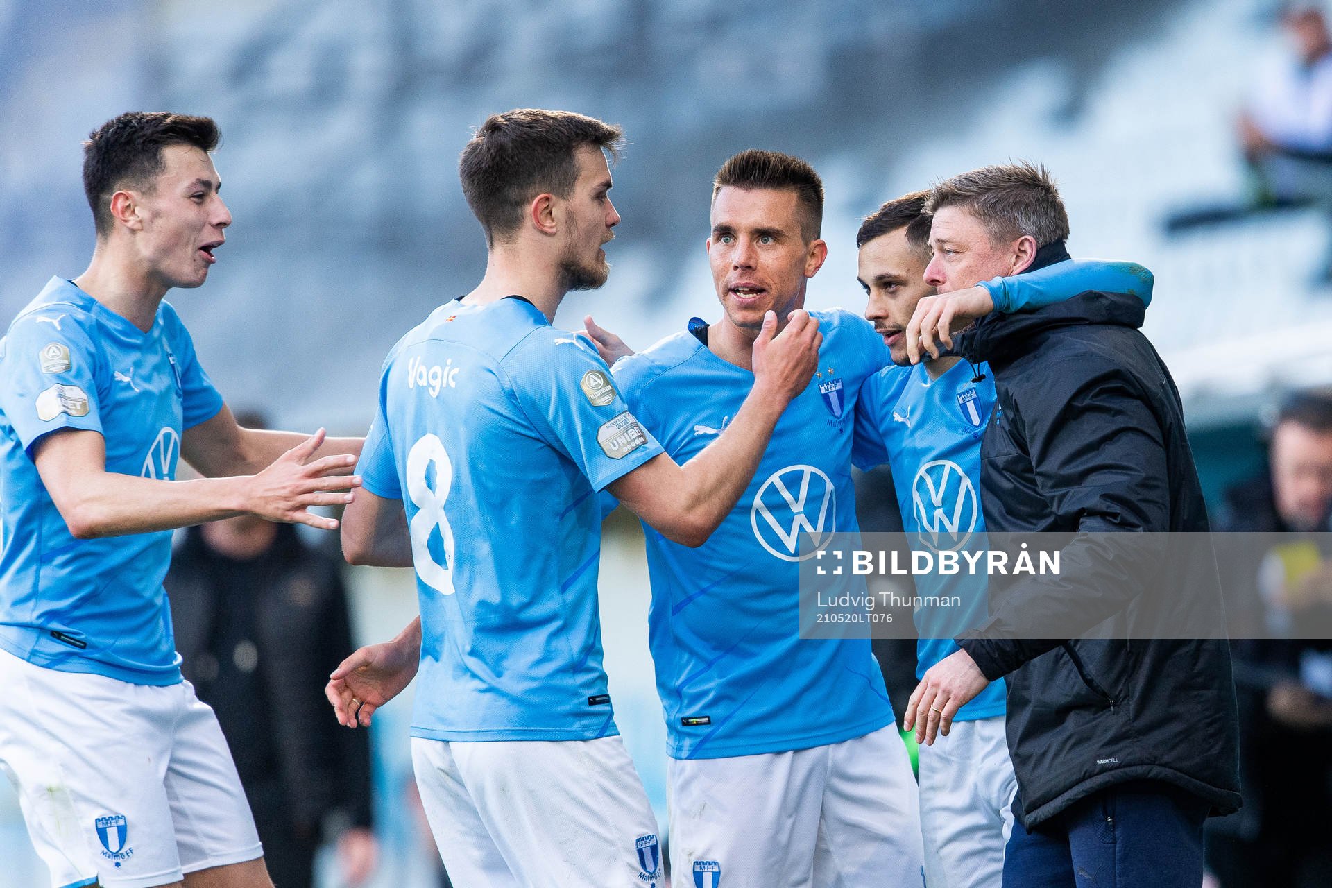Malmö FFs Veljko Birmancevic (mitten) jublar med Anel