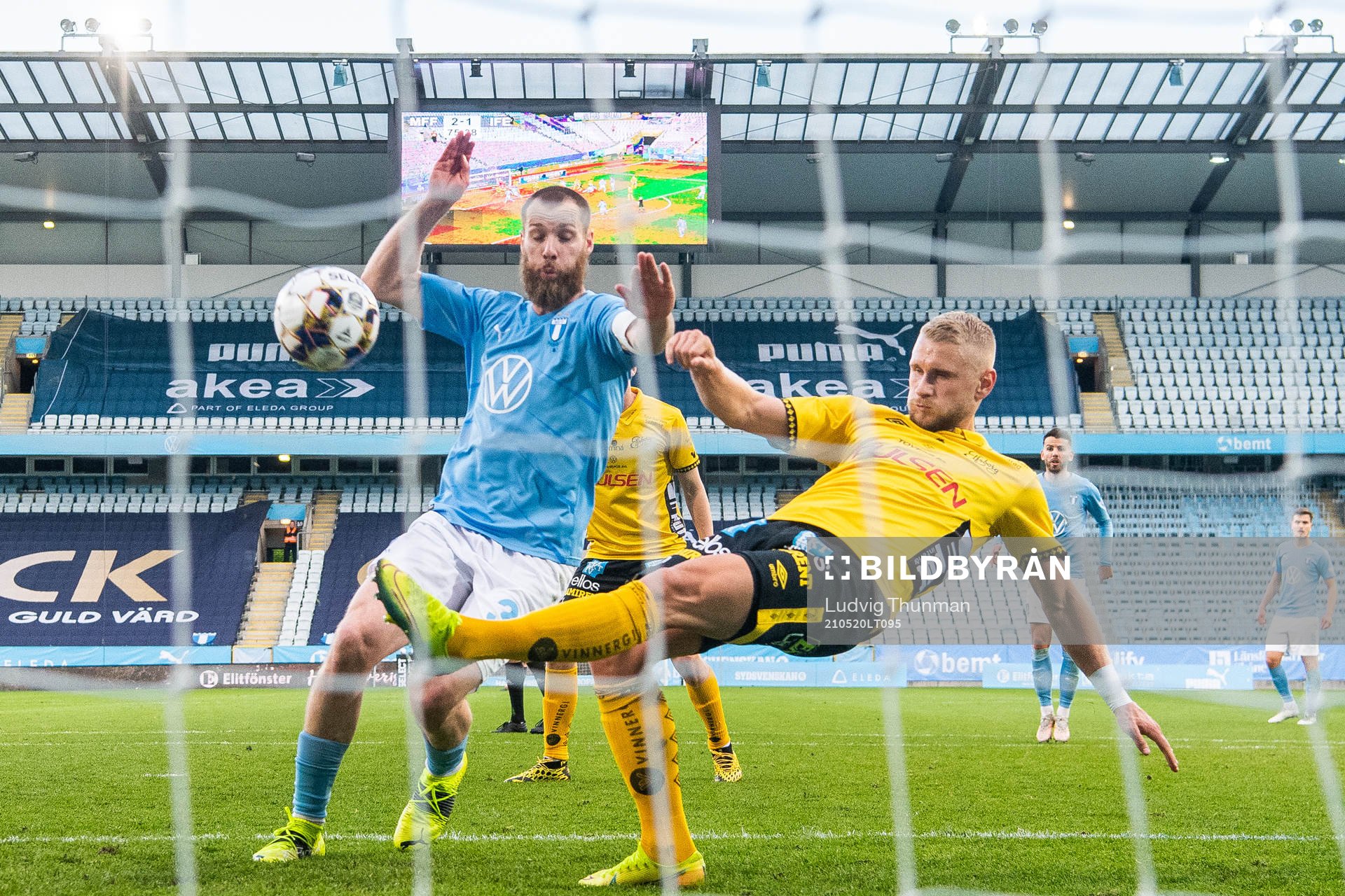 Malmö FFs Jo Inge Berget och Elfsborgs Simon Strand