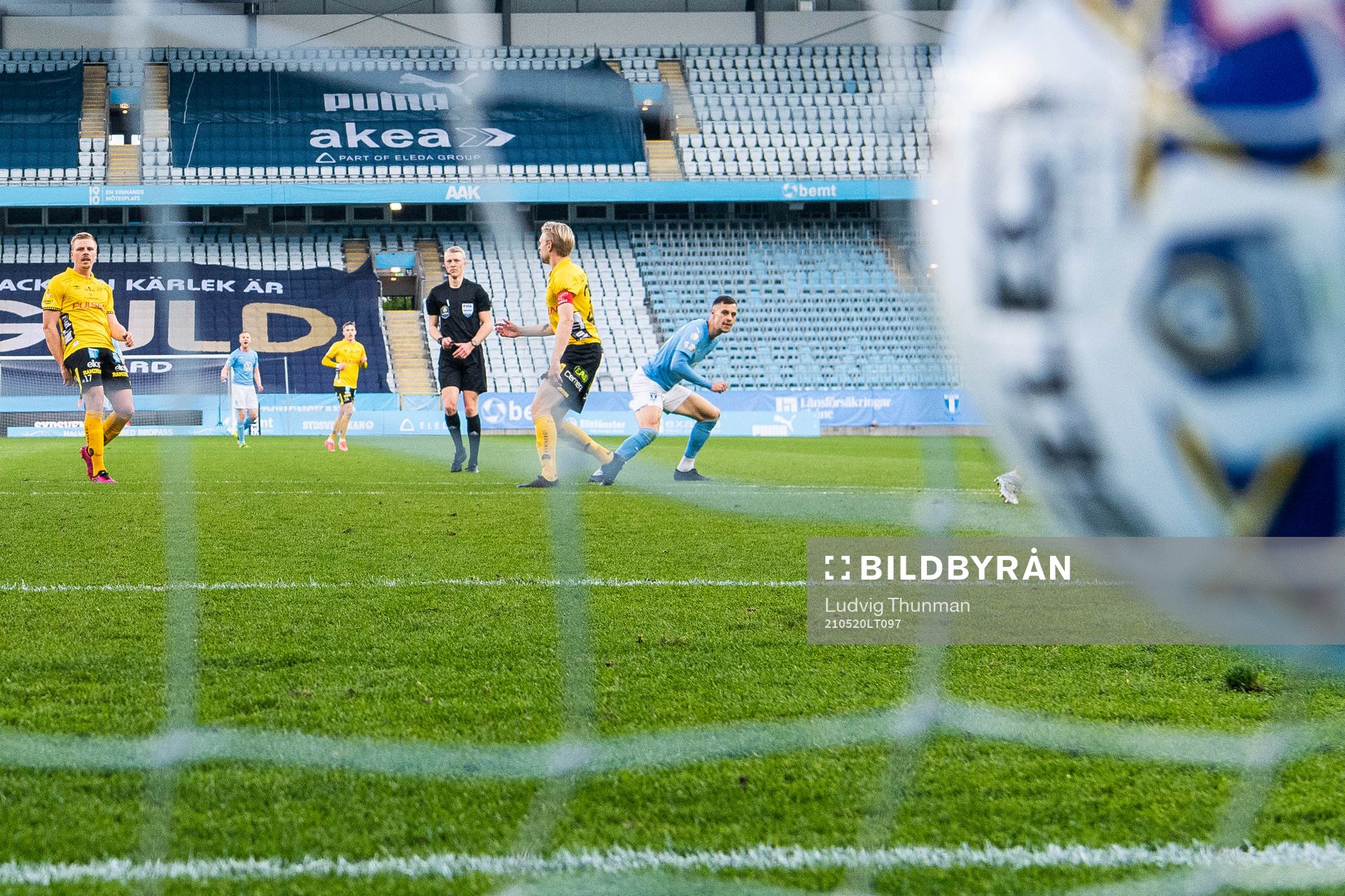Elfsborgs Per Frick och Johan Larsson ser Malmö FFs Veljko