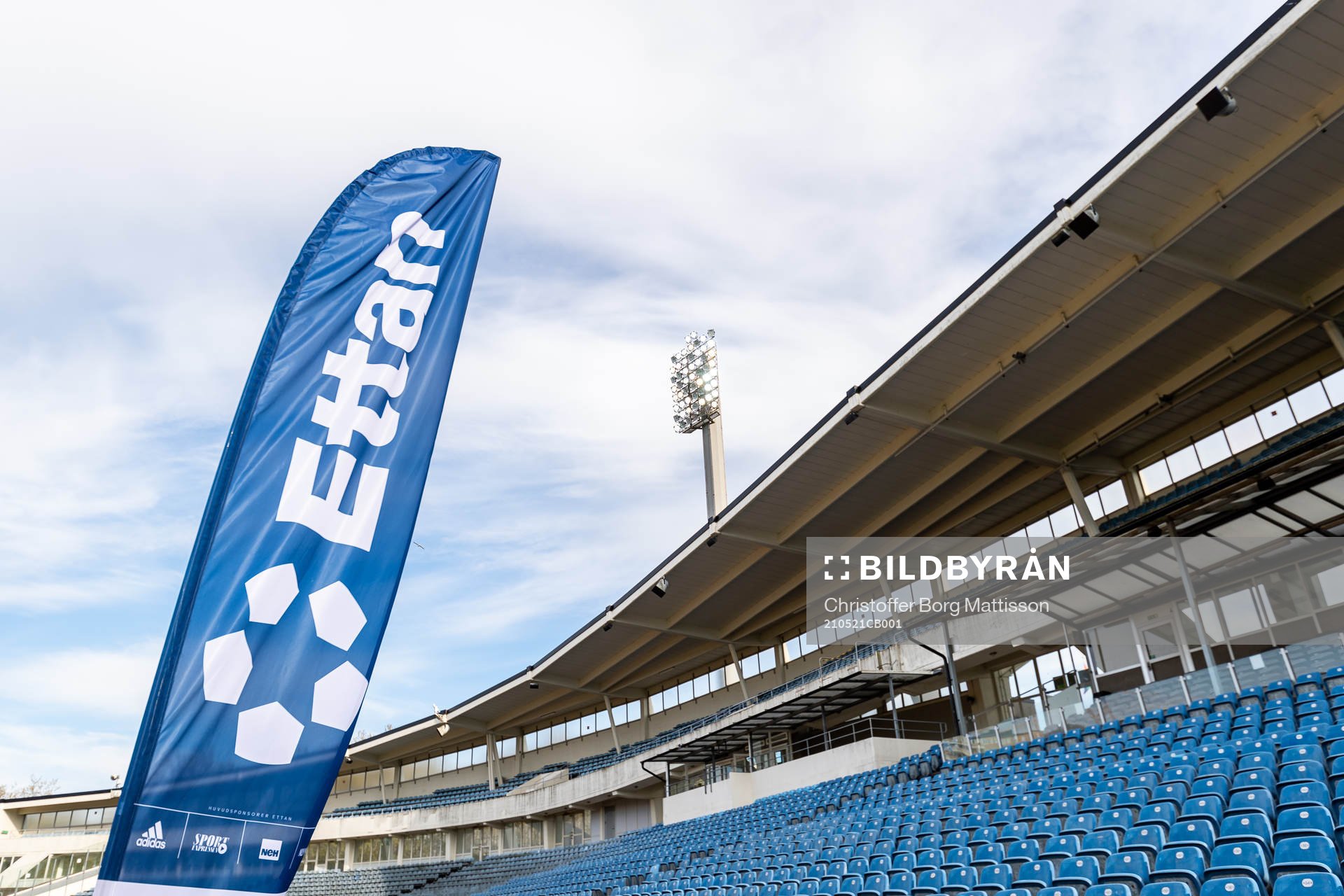 Interiör vy över Malmö Stadion med Ettan-flagga