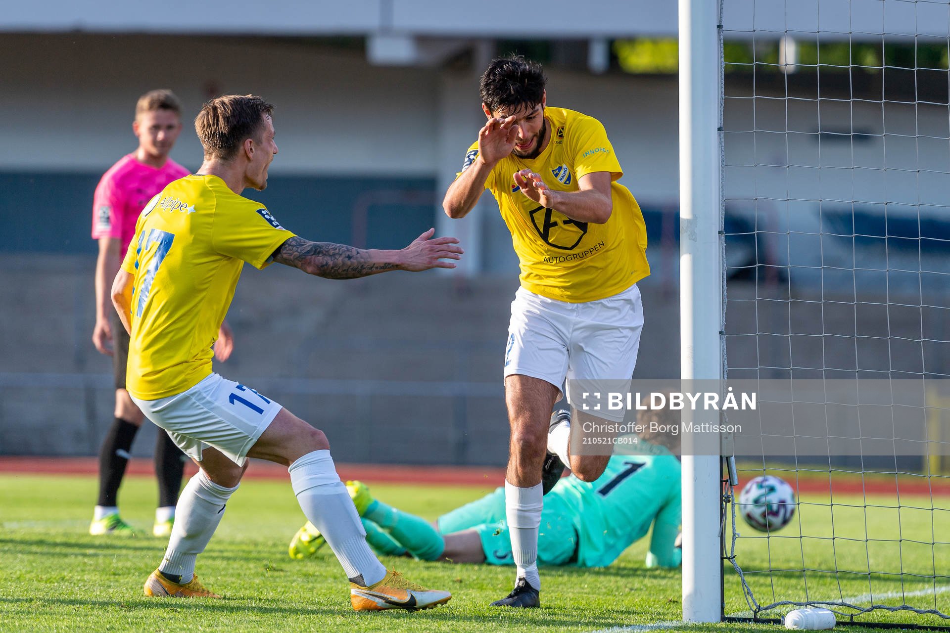 IFK Malmös Jesper Rindmo och Geronimo Balint jublar efter 2-1 under fotbollsmatchen i Division 1 södra mellan IFK Malmö och Lunds BK den 21 maj 2021 i Malmö.