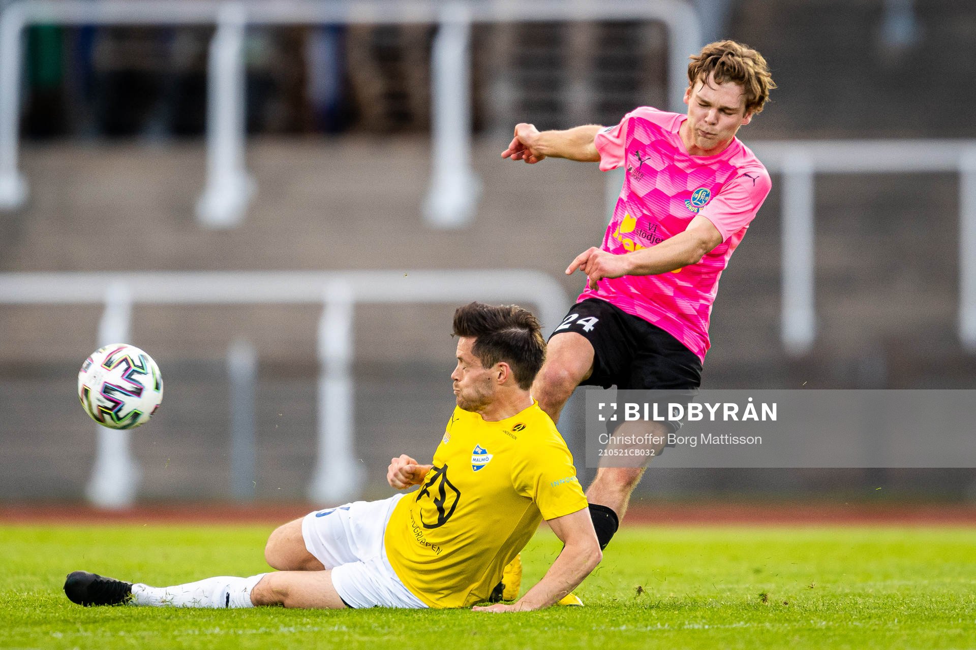 IFK Malmös André Strandberg med en tackling på Lunds David Sax under fotbollsmatchen i Division 1 södra mellan IFK Malmö och Lunds BK den 21 maj 2021 i Malmö.