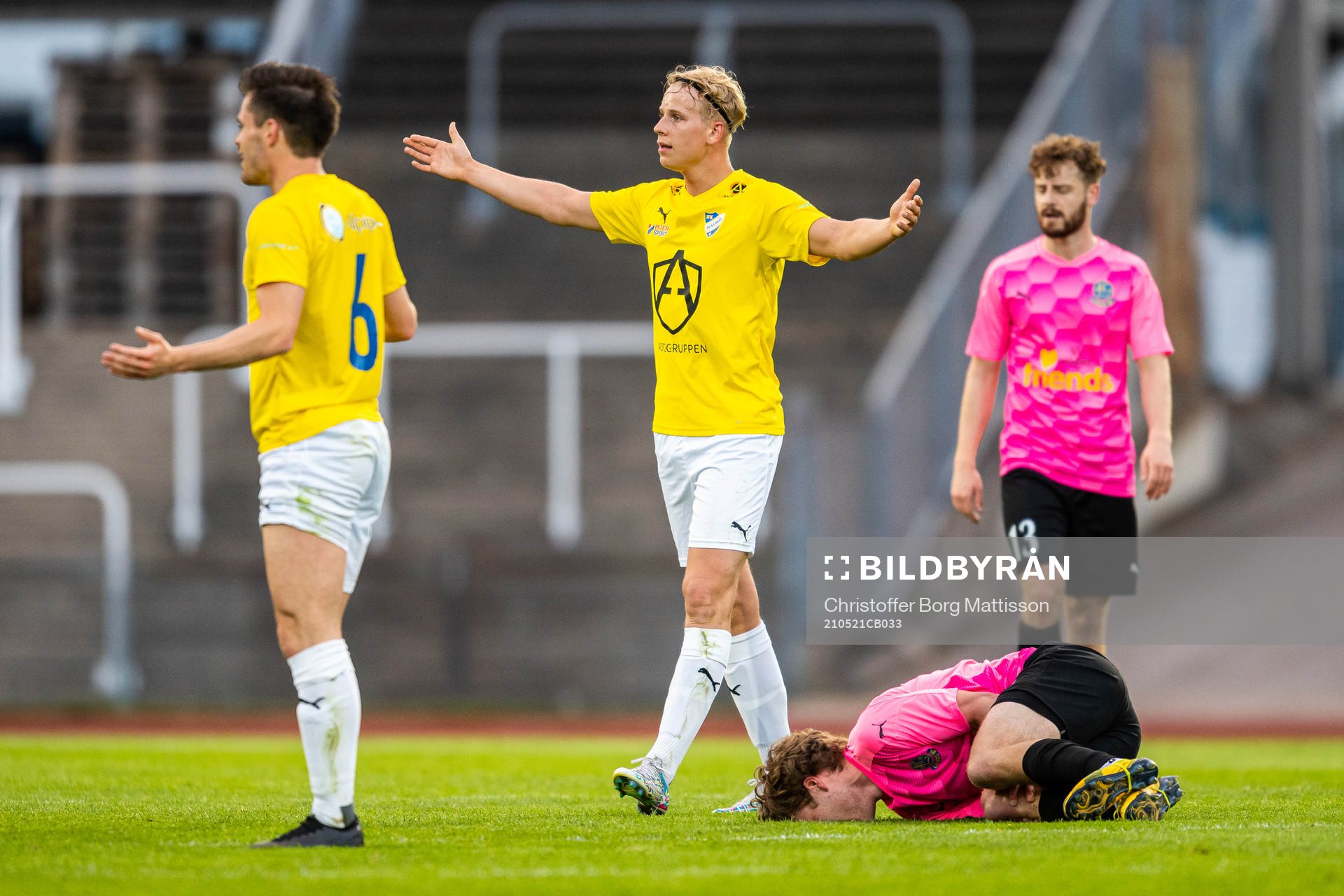 IFK Malmös André Strandberg och Jakob Andersson reagerar efter en situation där Lunds David Sax blivit skadad under fotbollsmatchen i Division 1 södra mellan IFK Malmö och Lunds BK den 21 maj 2021 i Malmö.