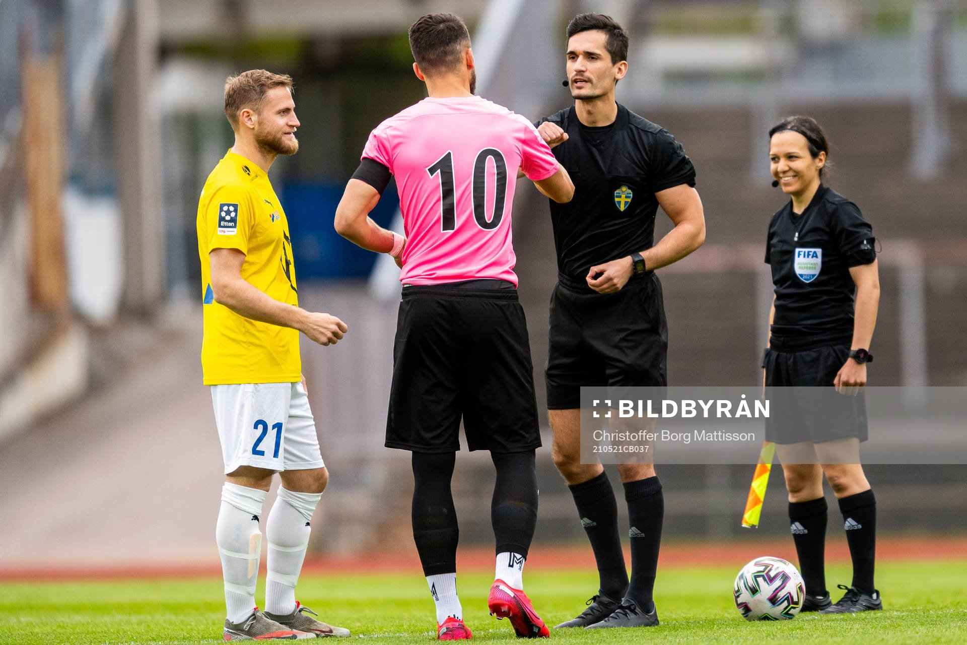 Domare Fikret Buqa hälsar på IFK Malmös Martin Johansson