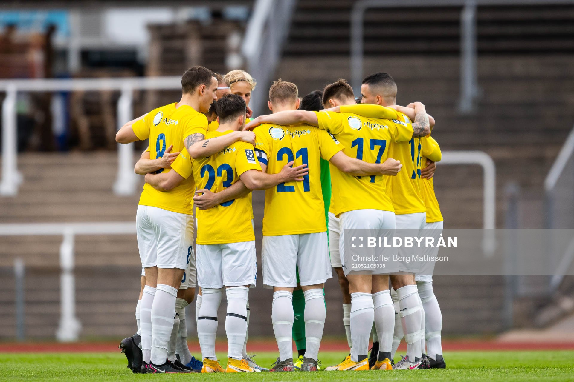 IFK Malmös spelare samlas inför fotbollsmatchen i Division 1 södra mellan IFK Malmö och Lunds BK den 21 maj 2021 i Malmö.