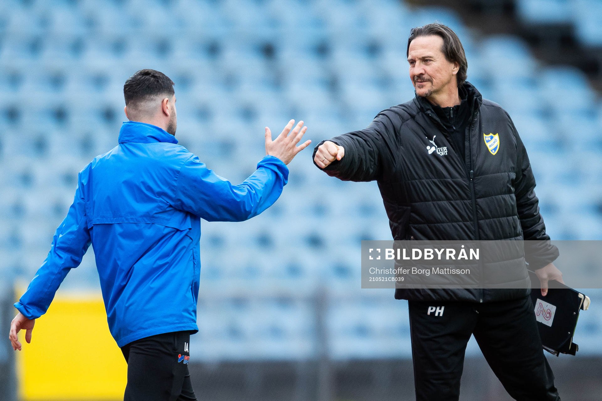 IFK Malmös tränare Per Harrysson hälsar på Lunds