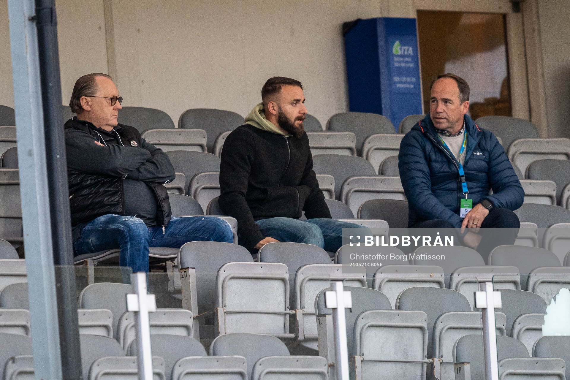 Peter Condrup, Lunds Filip Pivkovski och ordförande Håkan Kerrén sitter på läktaren under fotbollsmatchen i Division 1 södra mellan IFK Malmö och Lunds BK den 21 maj 2021 i Malmö. 