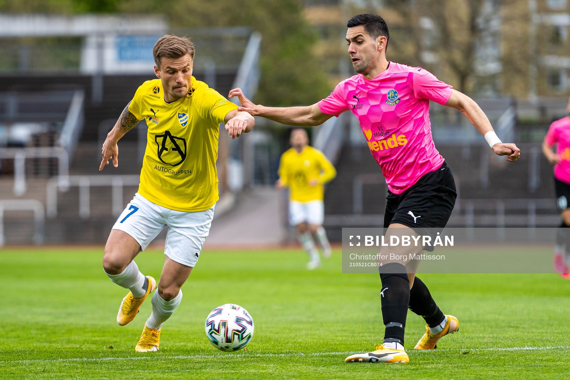 IFK Malmös Jesper Rindmo mot Lunds Bozidar Velickovic under fotbollsmatchen i Division 1 södra mellan IFK Malmö och Lunds BK den 21 maj 2021 i Malmö. 