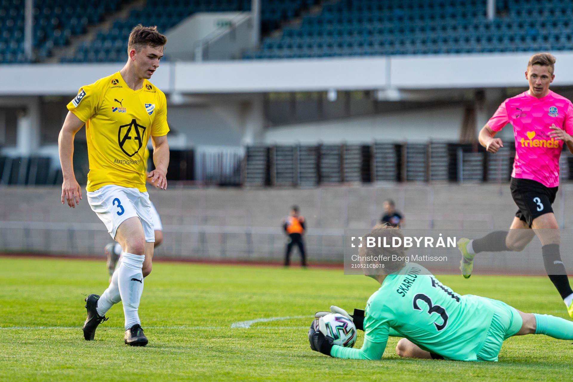 IFK Malmös Elliot Lindquist Nilsson mot Lunds målvakt