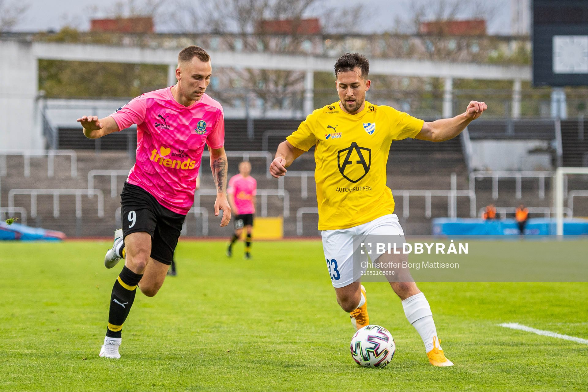 Lunds Filip Bohman mot IFK Malmös Gustav Hillstedt under fotbollsmatchen i Division 1 södra mellan IFK Malmö och Lunds BK den 21 maj 2021 i Malmö.