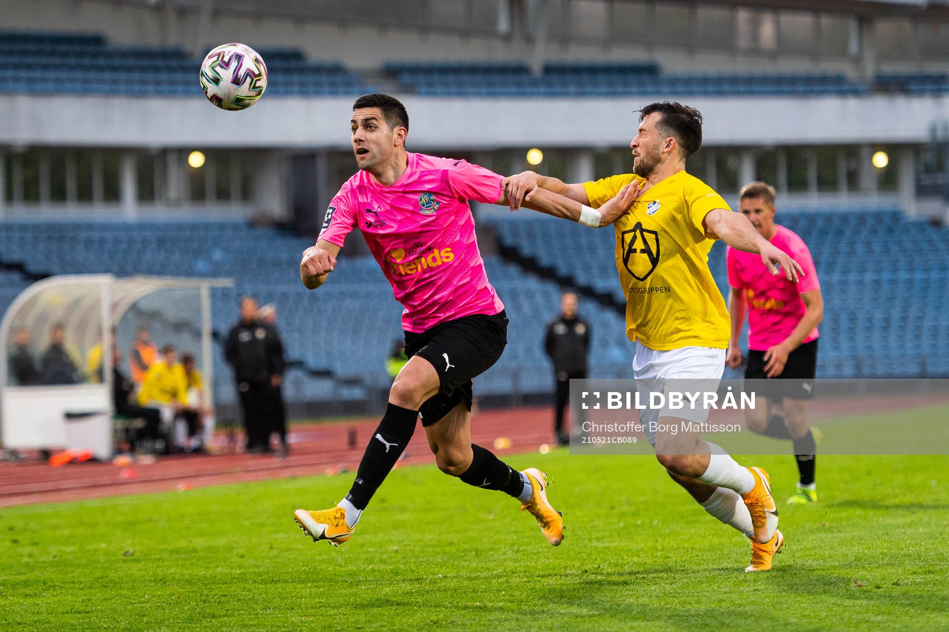 Lunds Bozidar Velickovic mot IFK Malmös Gustav Hillstedt under fotbollsmatchen i Division 1 södra mellan IFK Malmö och Lunds BK den 21 maj 2021 i Malmö.