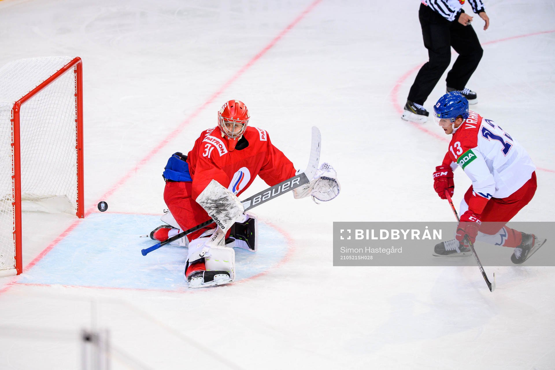 Jakub Vrana of Czech Republic scores the 2-2 goal behind