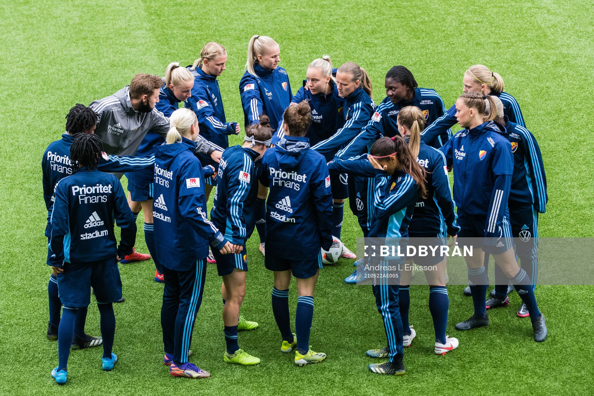 Djurgårdens spelare samlas innan fotbollsmatchen i