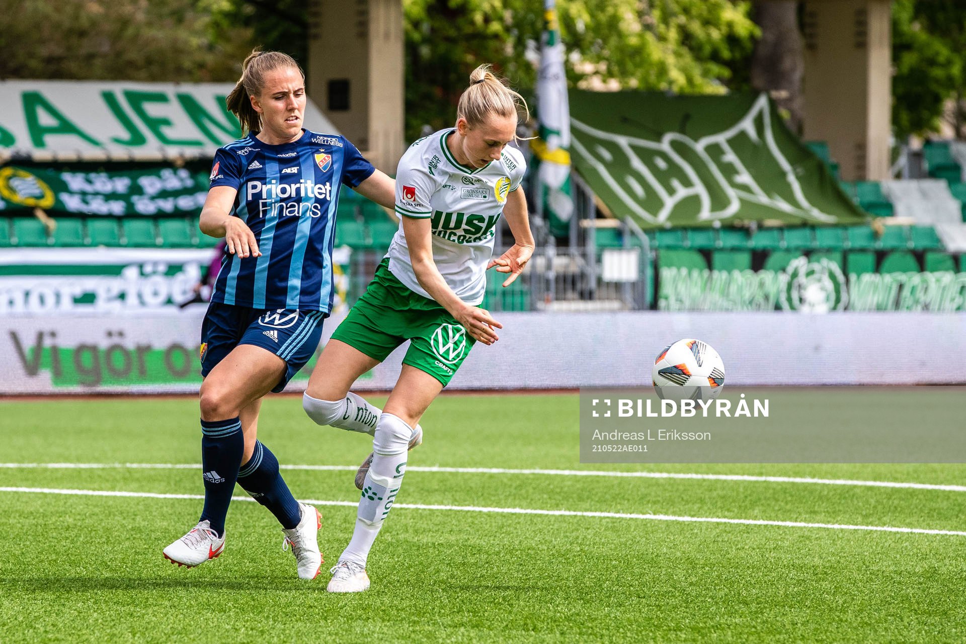 Djurgårdens Gudrun Arnadottir och Hammarbys Ellen