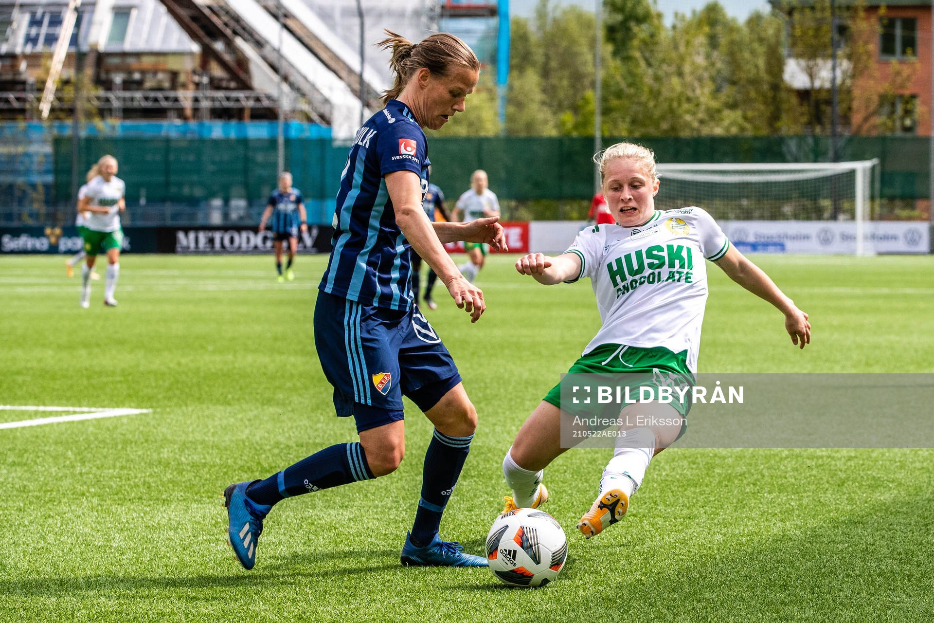 Djurgårdens Michaela van den Bulk och Hammarbys Emilia Larsson under fotbollsmatchen i Damallsvenskan mellan Hammarby och Djurgården den 22 maj 2021 i Stockholm.