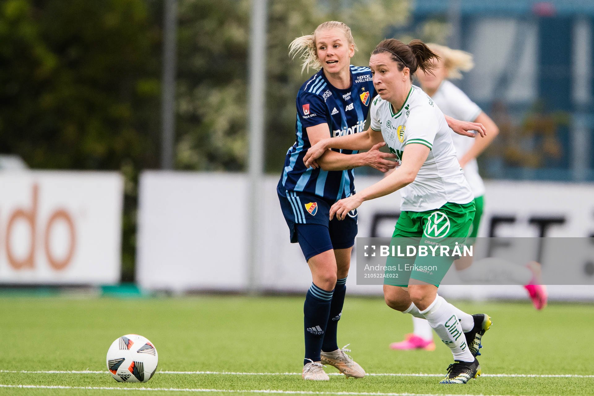 Djurgårdens Nellie Lilja och Hammarbys Fanny Hjelm