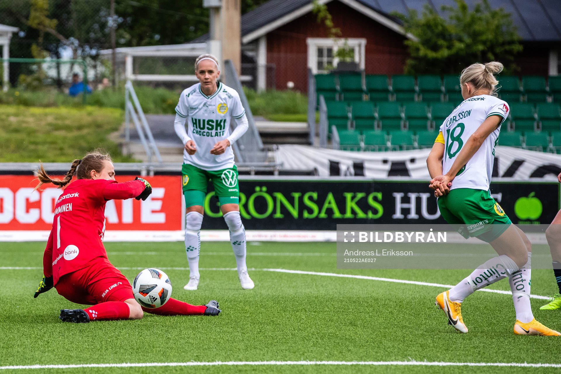 Hammarbys Elsa Karlsson och målvakt Anna Tamminen