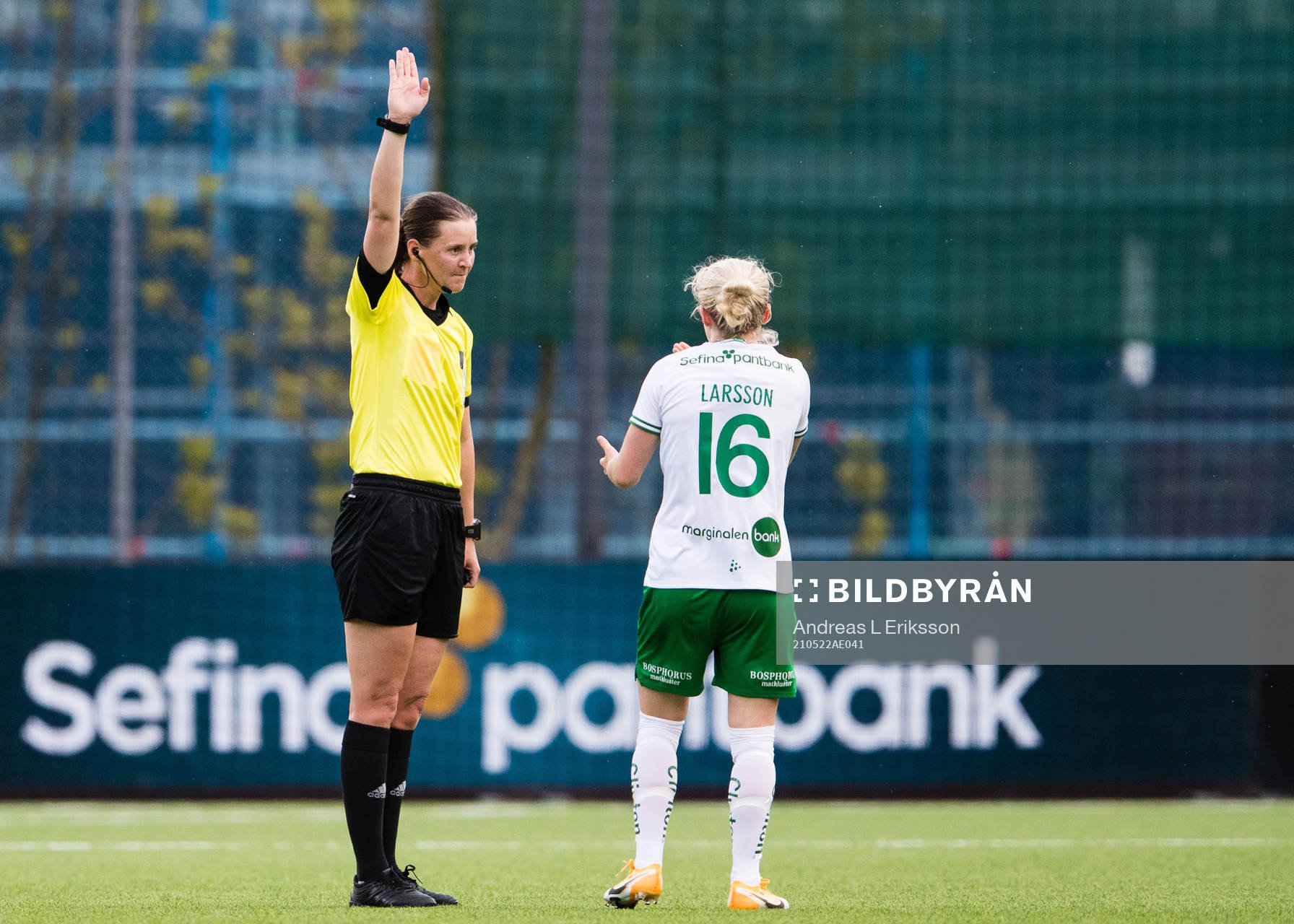 Domare Lovisa Johansson och Hammarbys Emilia Larsson