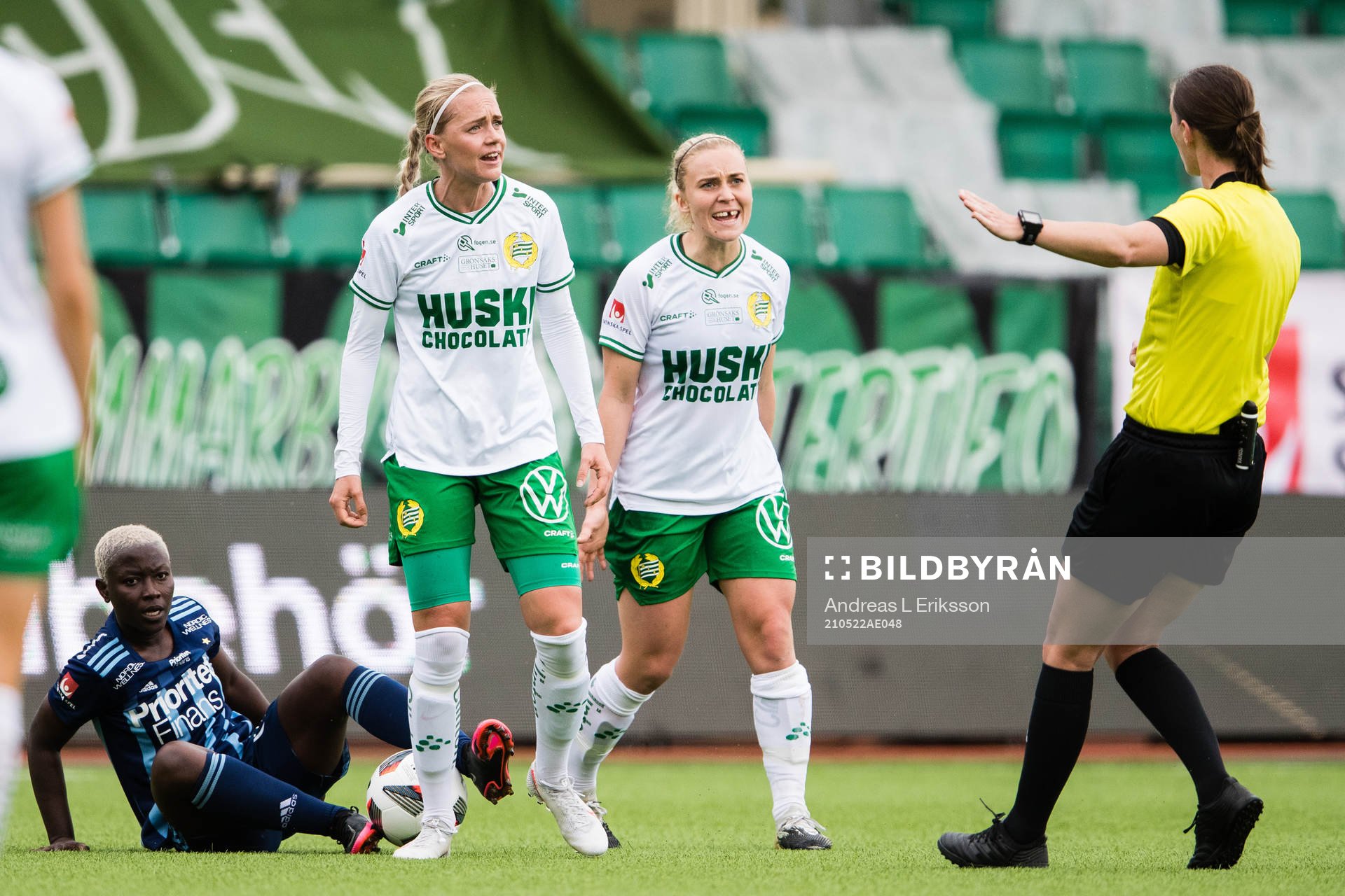 Djurgårdens Elizabeth Addo sitter ner medans Hammarbys