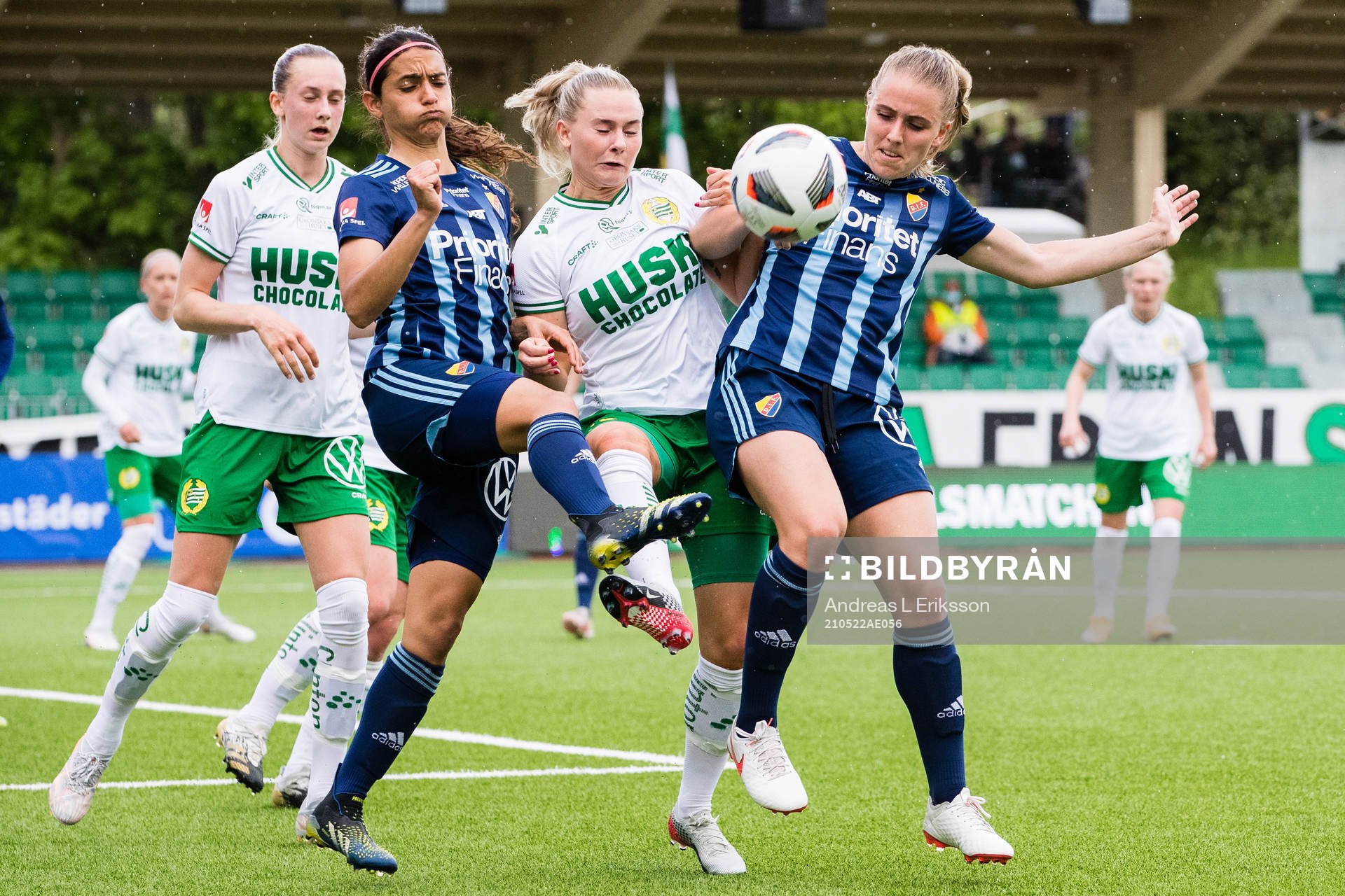 Hammarbys Emma Jansson försvarar sig på en hörna mot