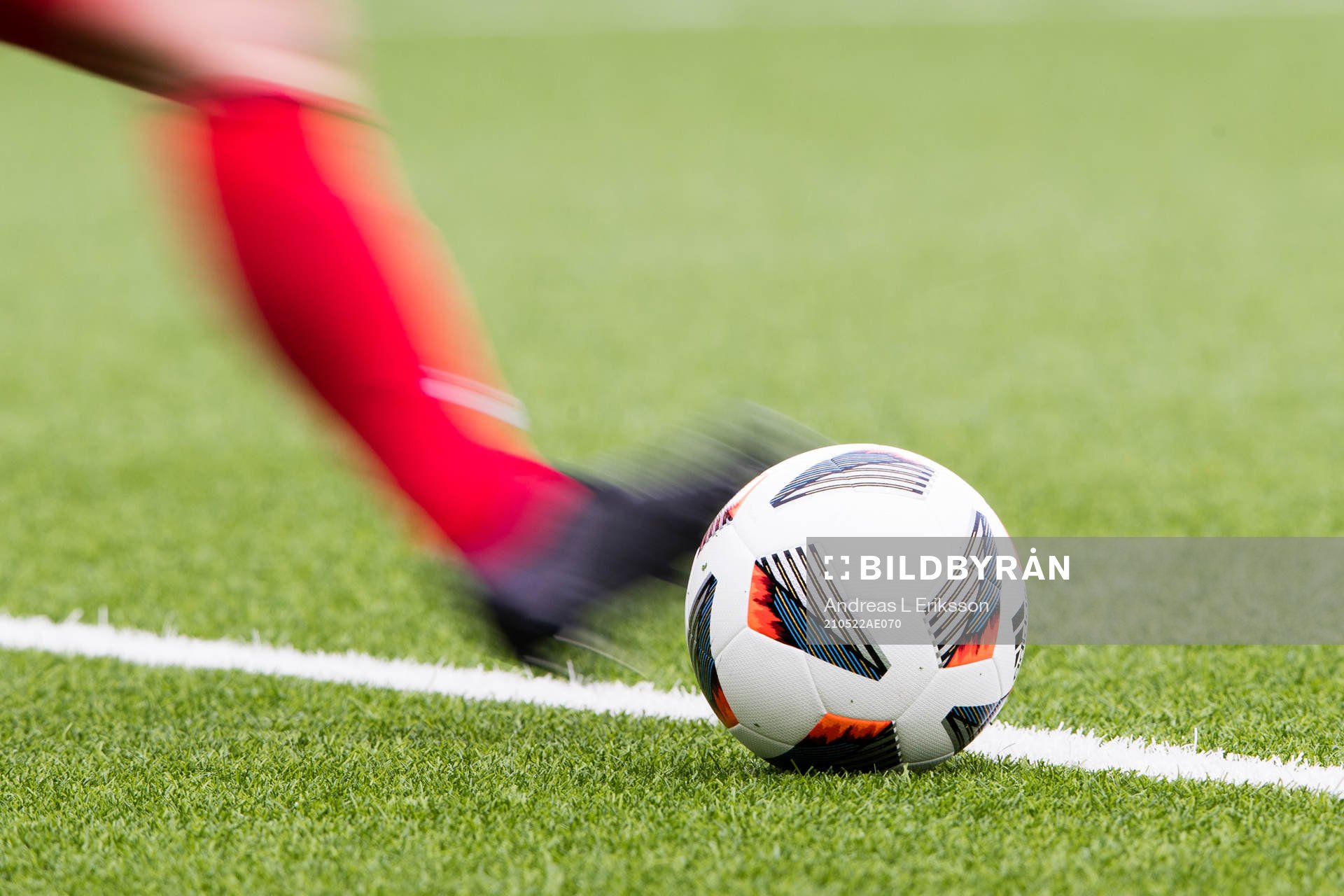 En fotboll innan en inspark