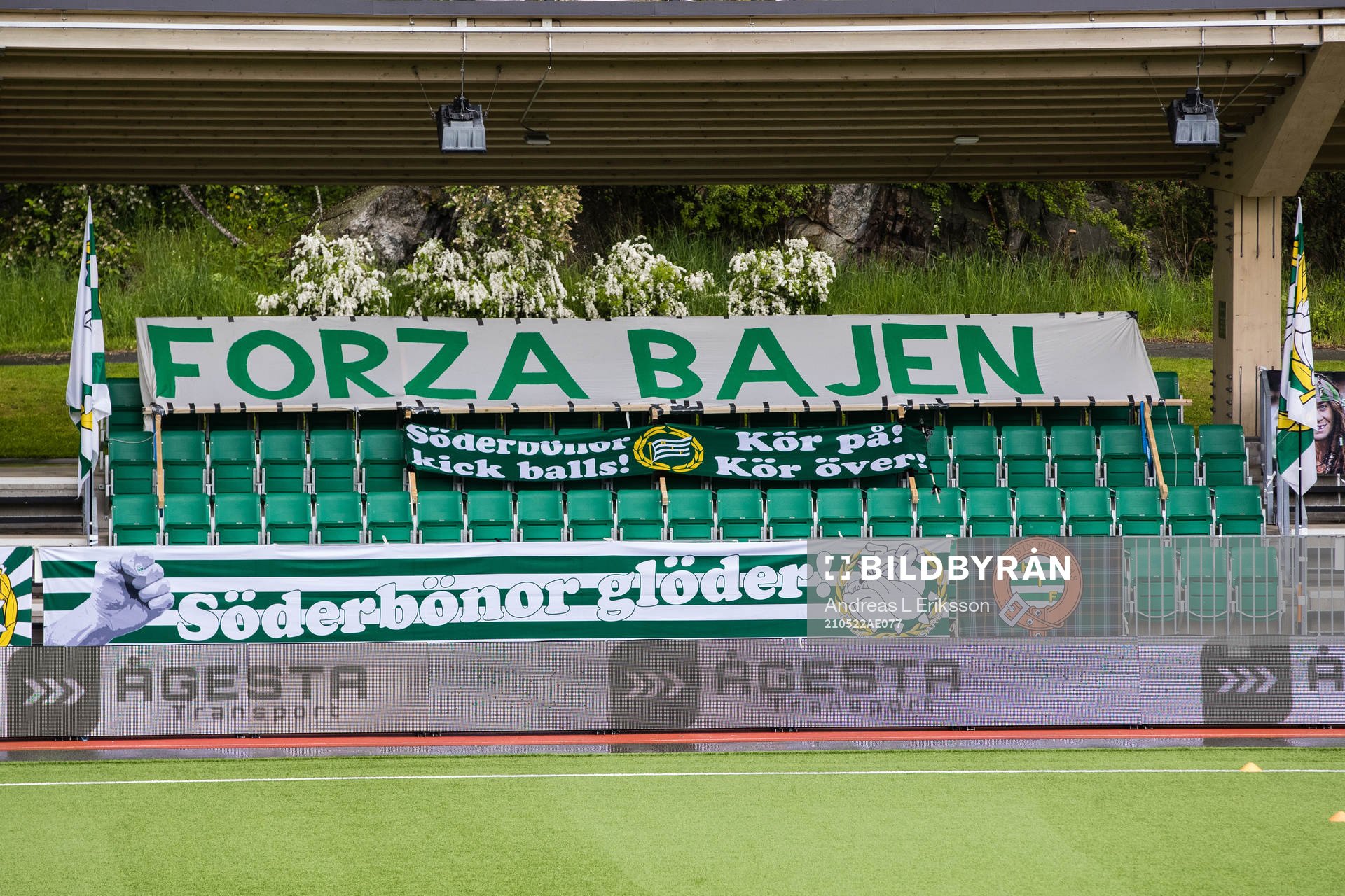 En tom läktare med banderoller