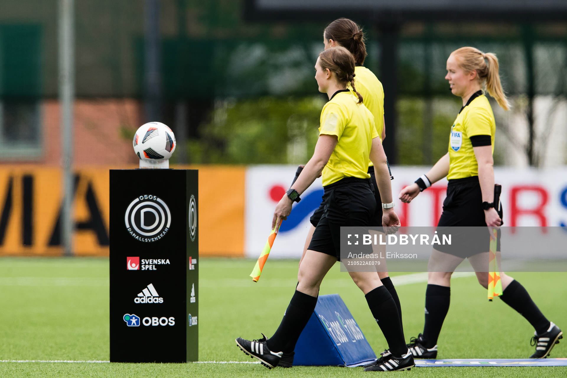 Domarteamet och matchbollen innan fotbollsmatchen i
