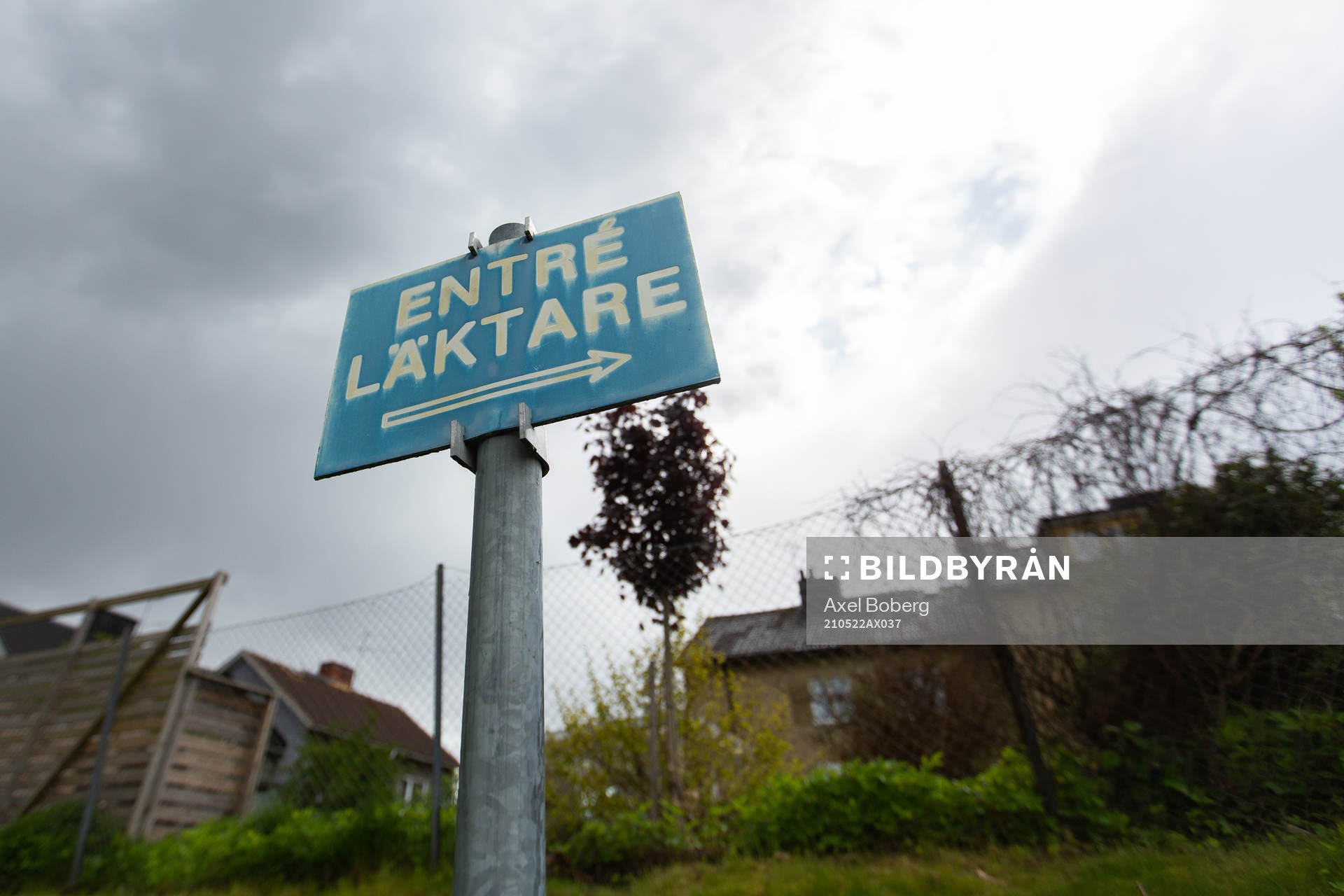 En skylt med texten ”entré läktare”