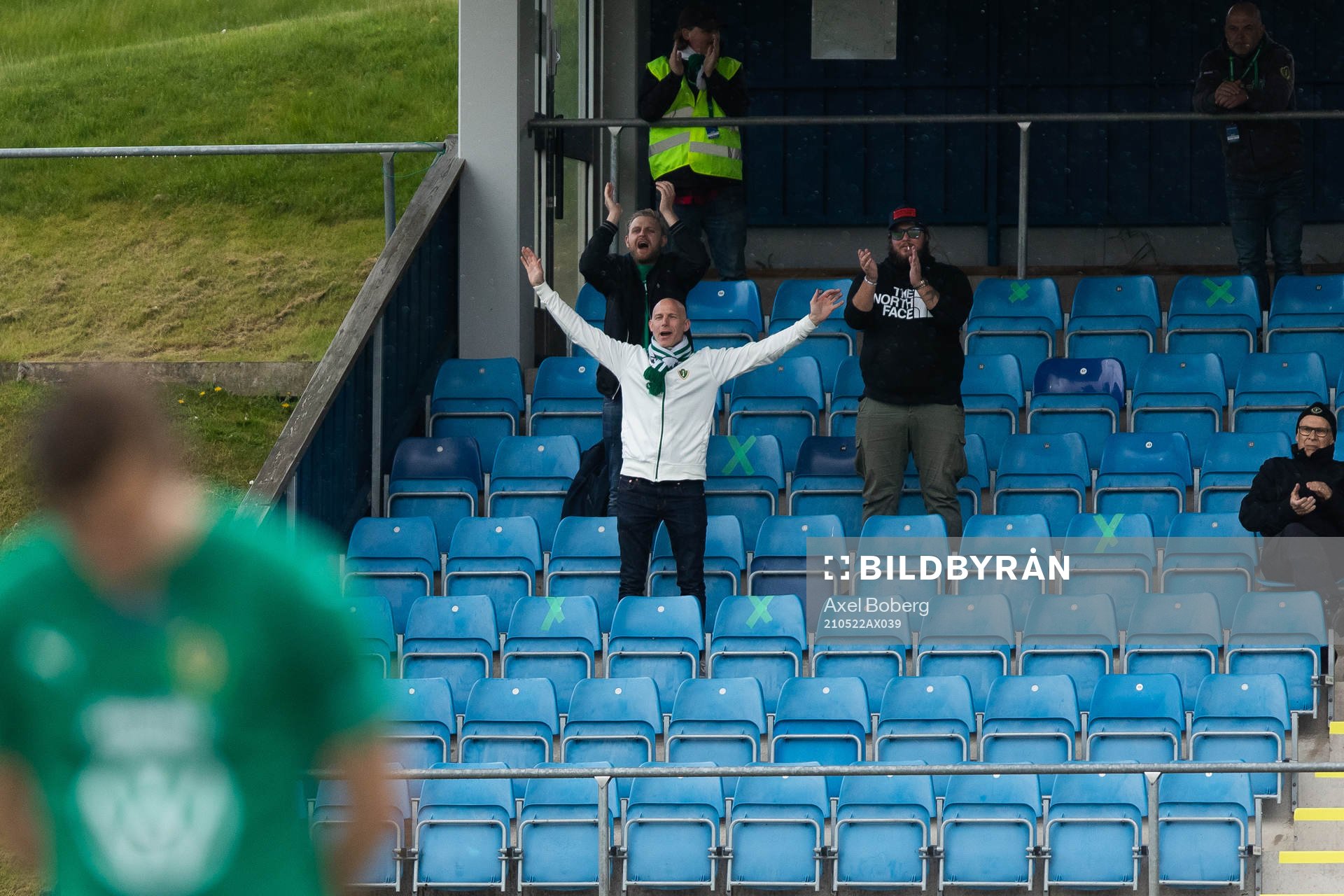 Supportrar på läktaren