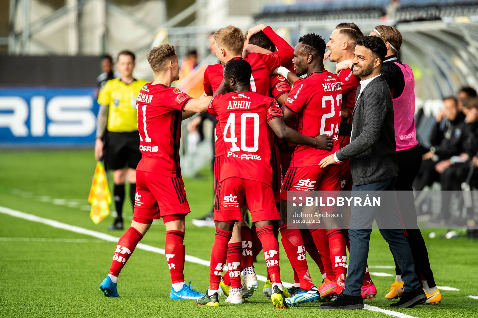 Östersunds spelare jublar ihop