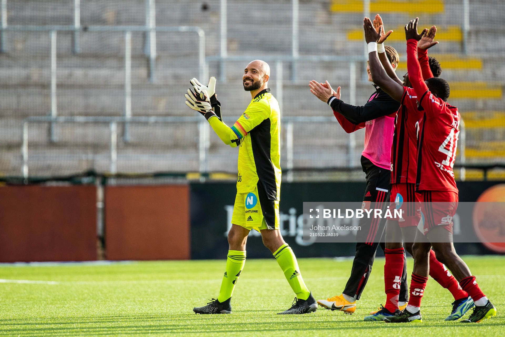 Östersunds målvakt Aly Keita jublar efter fotbollsmatchen i Allsvenskan mellan Östersund och Sirius den 22 maj 2021 i Östersund. 