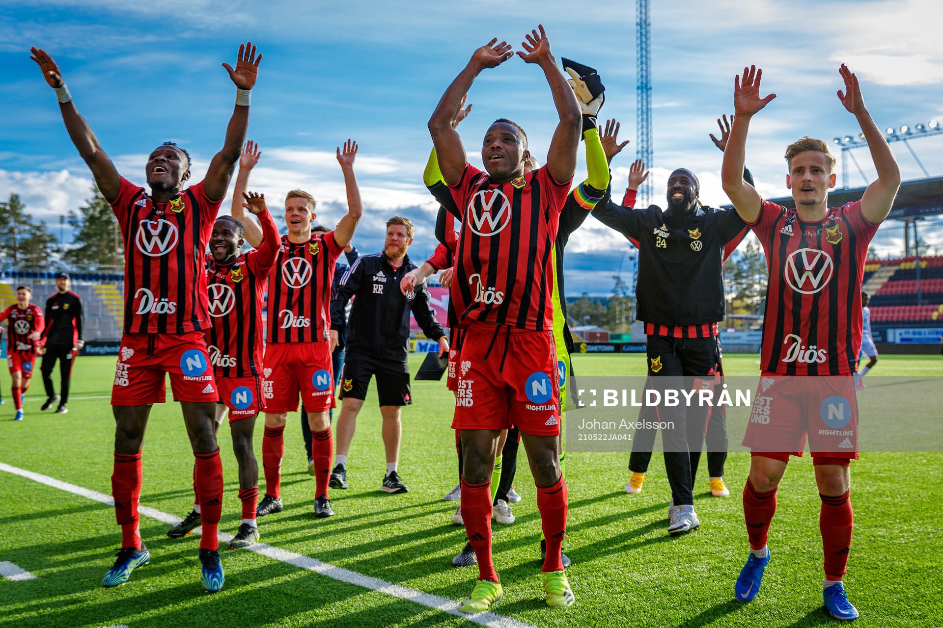 Östersunds Patrick Kpozo  jublar med lagkamrater