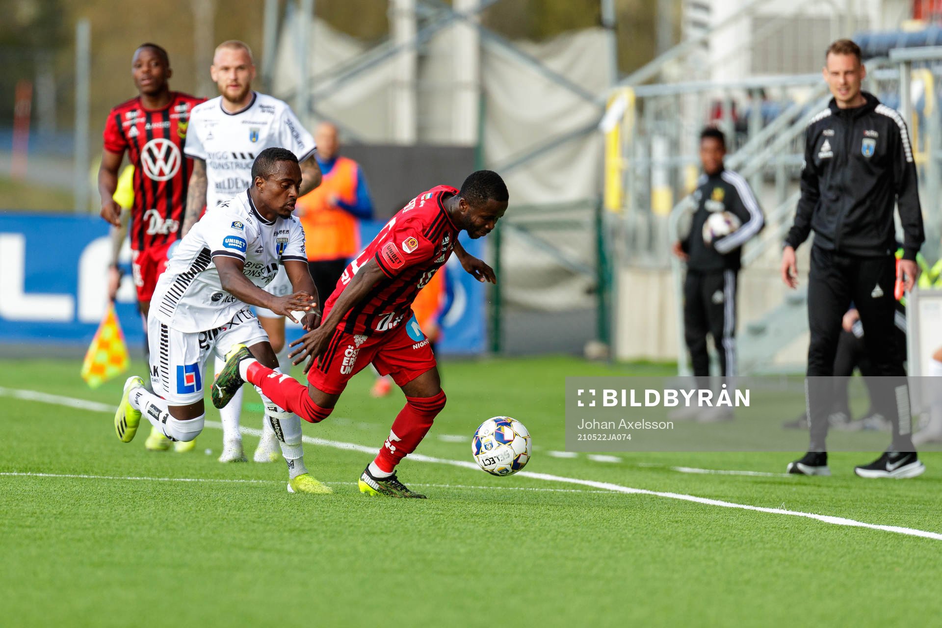 Östersunds Frank Arhin i kamp med Sirius Nahom Girmai Netabay under fotbollsmatchen i Allsvenskan mellan Östersund och Sirius den 22 maj 2021 i Östersund.