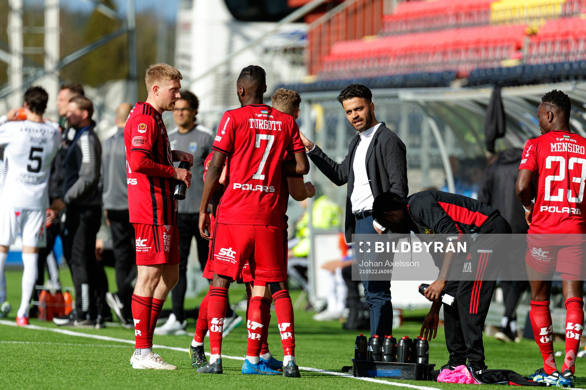 Östersunds tränare Amir Azrafshan pratar taktik i en