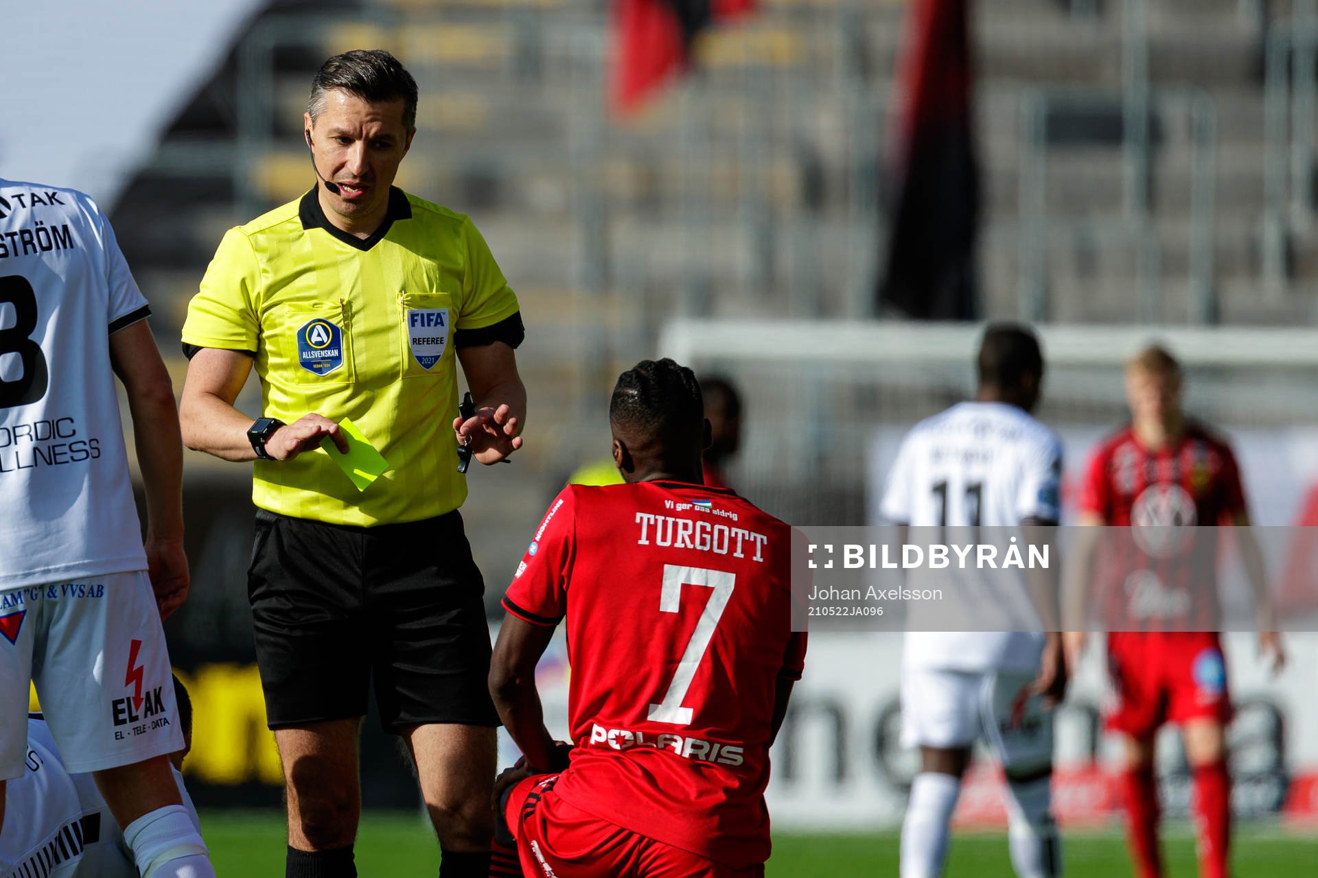 Östersunds Blair Turgott får gult kort av domare Bojan