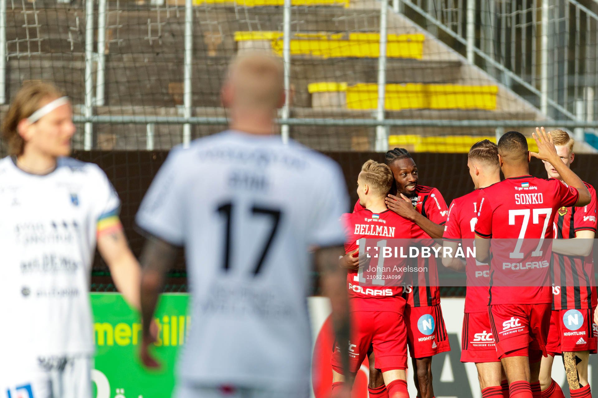 Östersunds Blair Turgott  jublar med lagkamrater