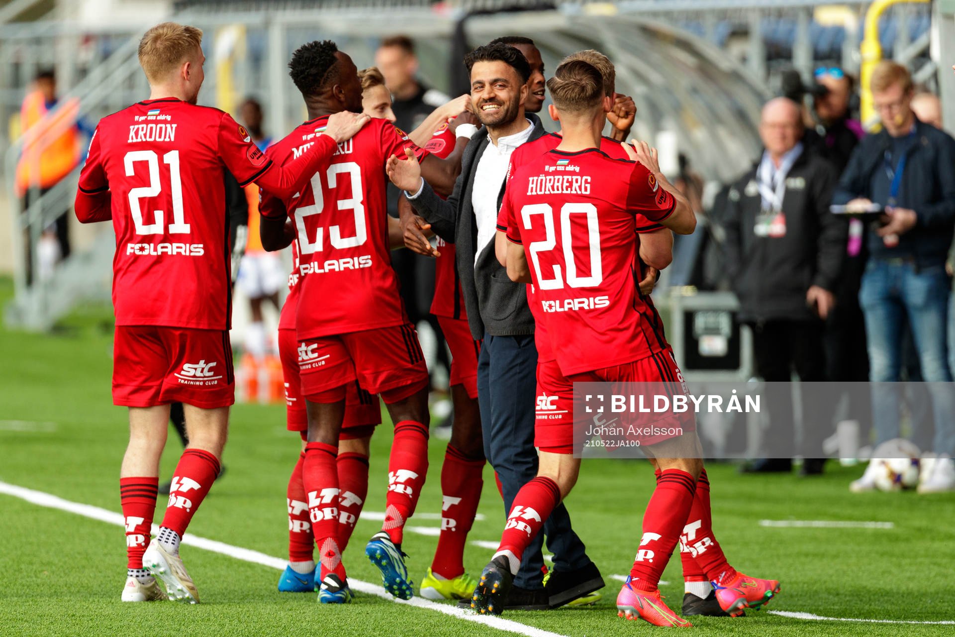 Östersunds tränare Amir Azrafshan jublar med spelarna efter att Patrick Kpozo gjort 1-0 under fotbollsmatchen i Allsvenskan mellan Östersund och Sirius den 22 maj 2021 i Östersund.