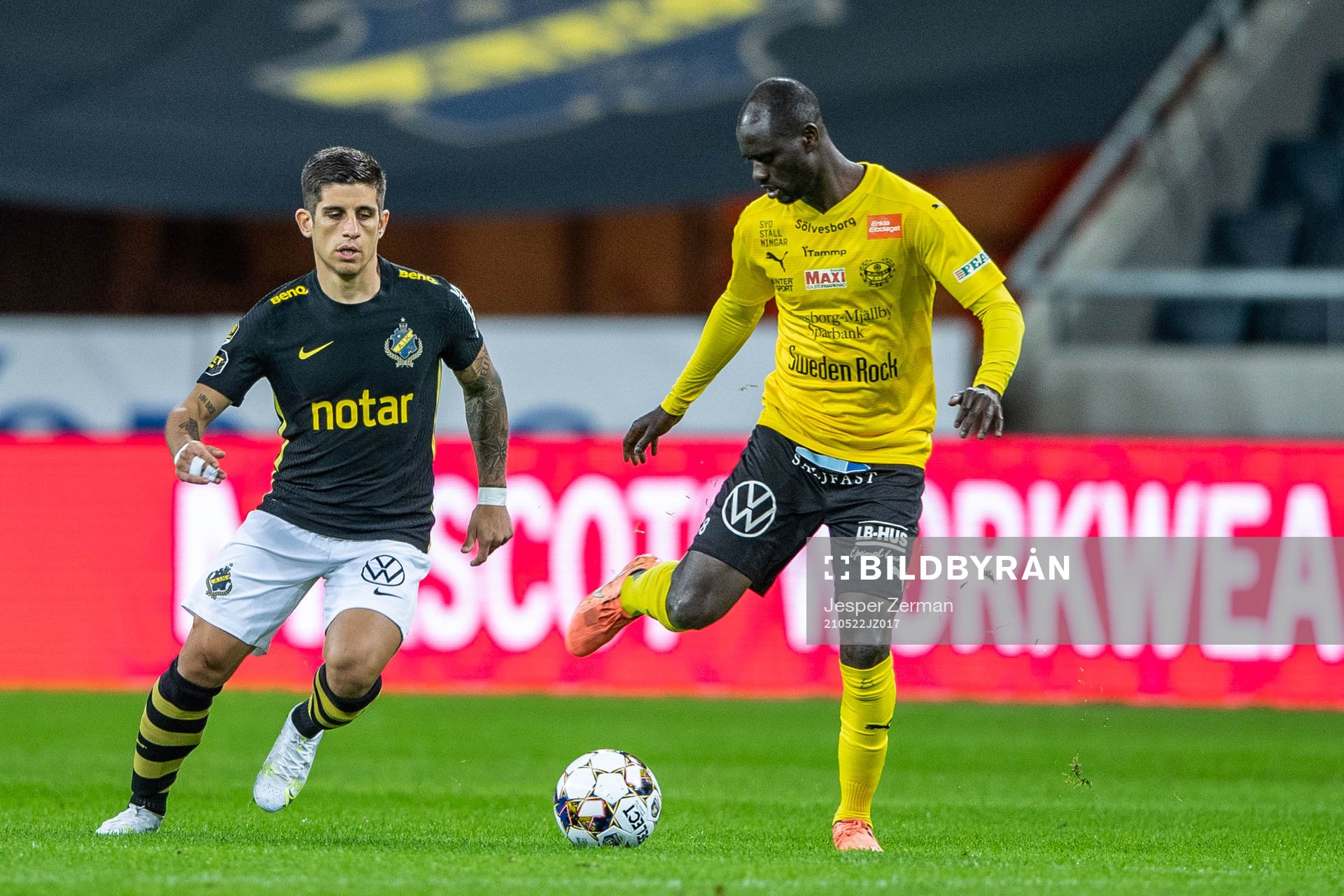 s Nicolas Stefanelli och Mjällbys Enock Kofi Adu