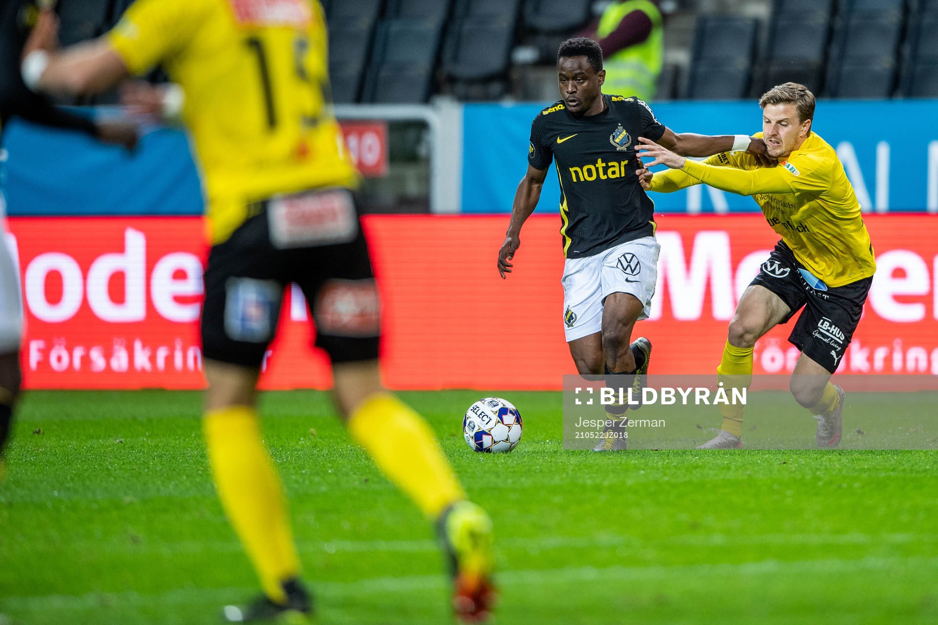 s Erick Otieno och Mjällbys Joel Nilsson
