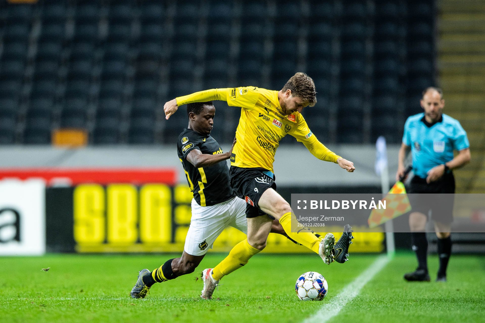 s Erick Otieno och Mjällbys Joel Nilsson