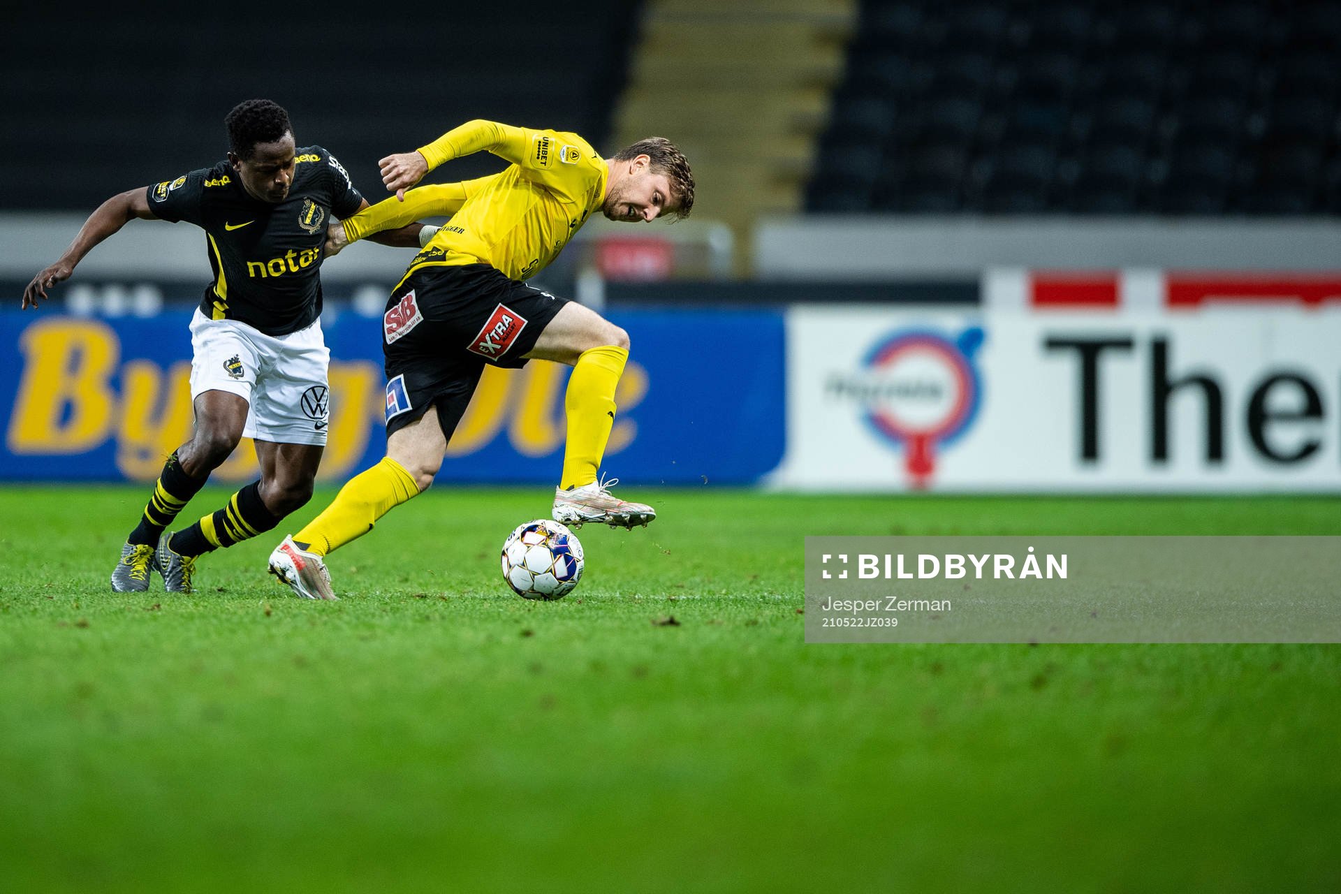 s Erick Otieno och Mjällbys Joel Nilsson